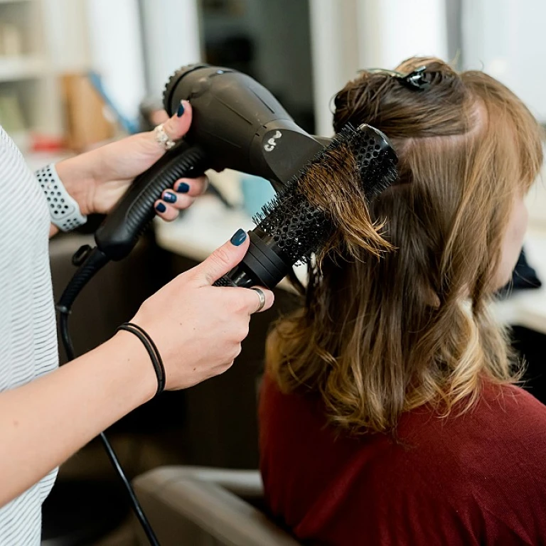 Améliorez Votre Coiffure avec un Sèche-Cheveux et Diffuseur